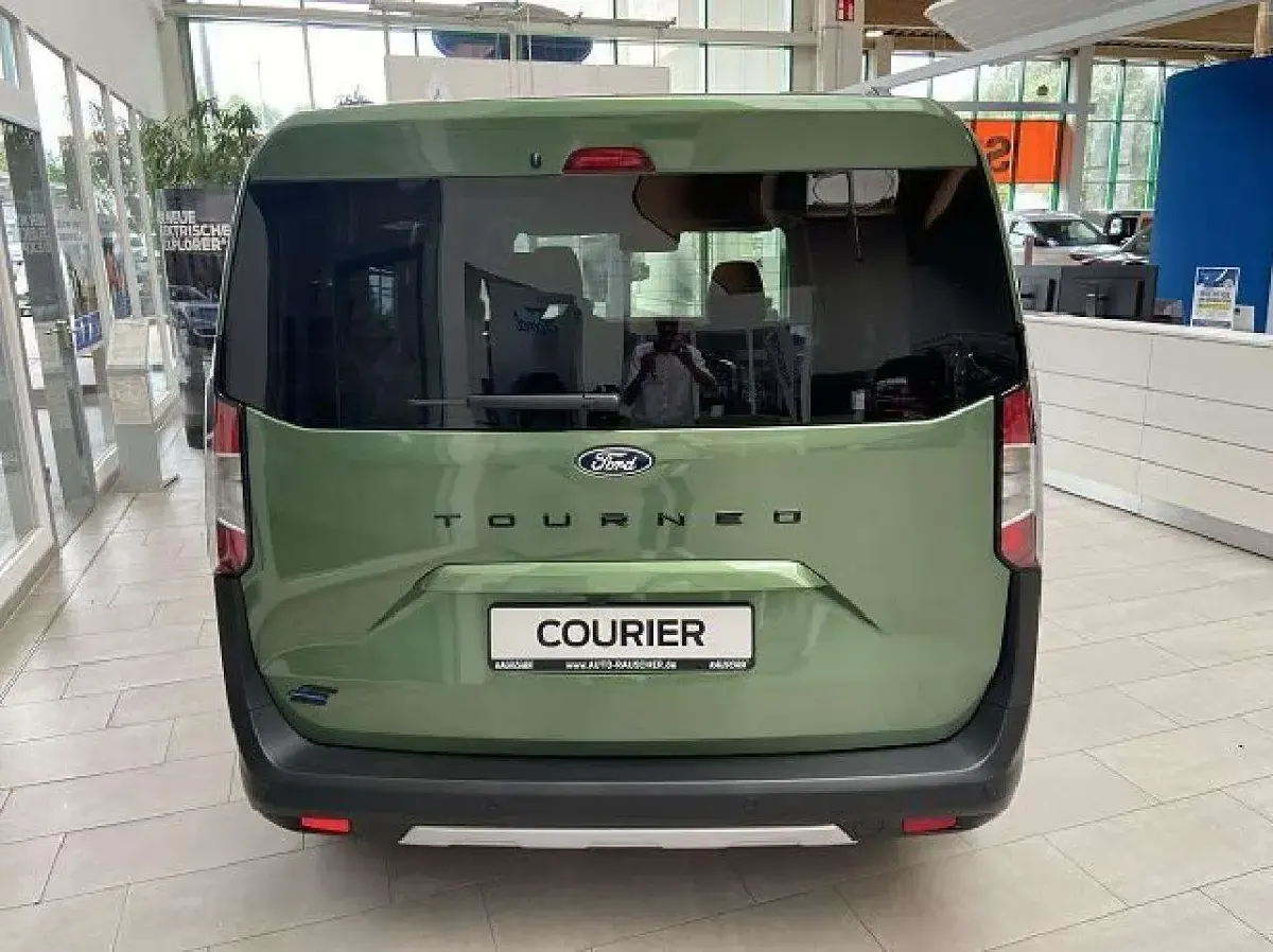 Neu Ford Tourneo Courier Active 100 kW (136 PS) 2026 Bursting green Van / Kleinbus