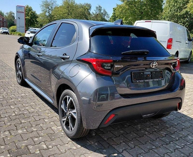 Neu Toyota Yaris Hybrid Comfort 116 PS (85 kW) 2025 Grau Limousine