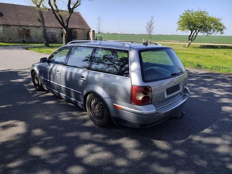 Second-hand VW Passat Highline 136 CP (100 kW) 2003 Gri Break