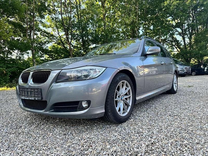 Spacegrau metallic Gebraucht 2009 BMW 320 Kombi | 6.950 € (Etwas zu teuer) - Bild 1/4