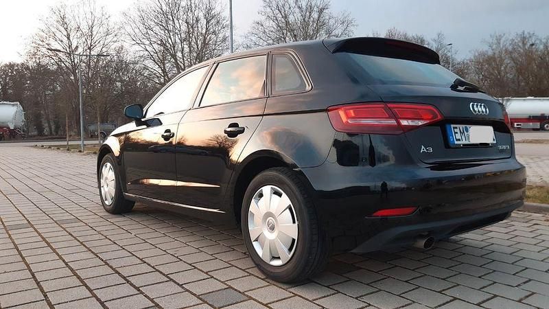 Schwarz Gebraucht 2019 Audi A3 Sportback Basis Limousine | 14.400 € (Guter Preis) - Bild 1/4