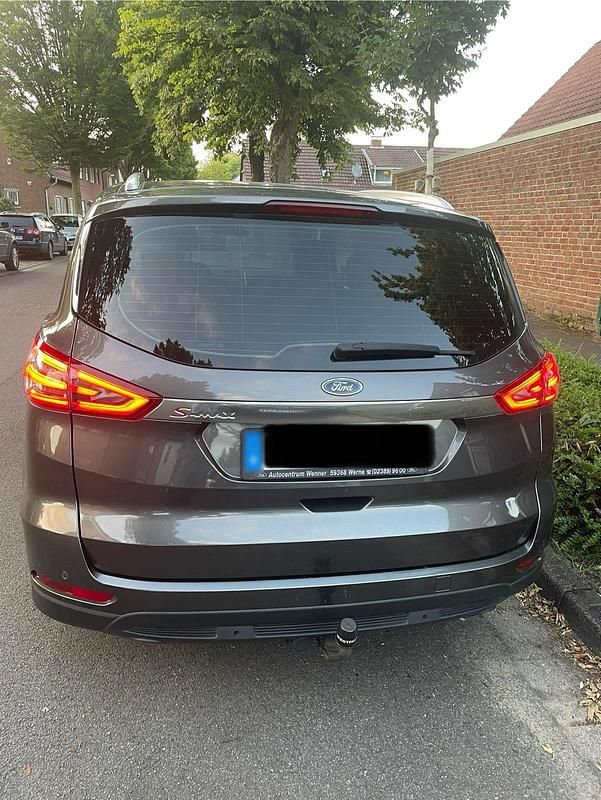 Gebraucht Ford S-MAX Titanium 150 PS (110 kW) 2016 Grau Van / Kleinbus