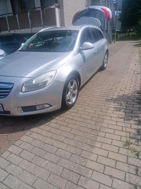 Grau Gebraucht 2011 Opel Insignia Limousine | 3.850 € (Fairer Preis) - Bild 1/4