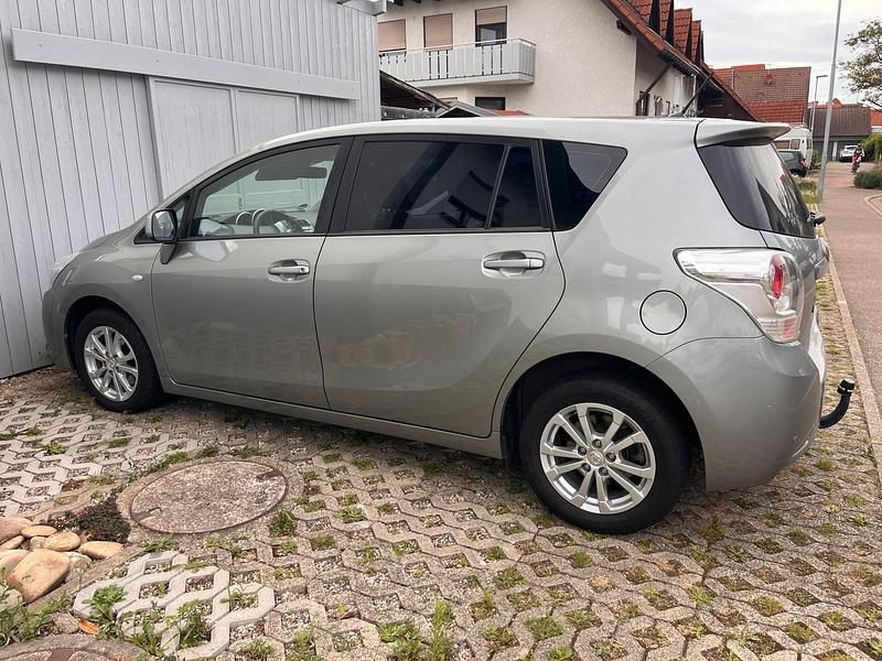 Silber Gebraucht 2010 Toyota Verso Van / Kleinbus | 4.100 € - Bild 1/4