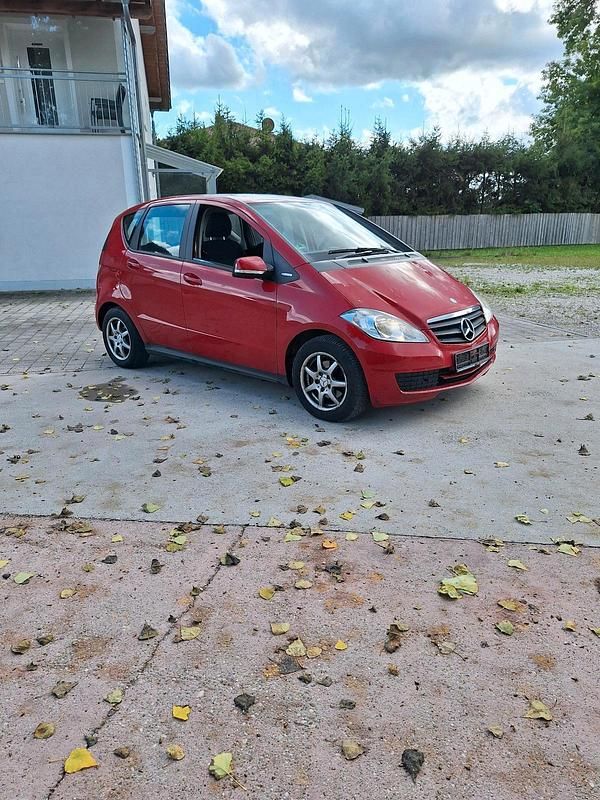 Rot Gebraucht 2010 Mercedes A160 Limousine | 1.590 € (Superpreis) - Bild 1/4