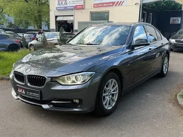 Gebraucht BMW 318 Comfort Edition 146 PS (107 kW) 2011 Andere Limousine