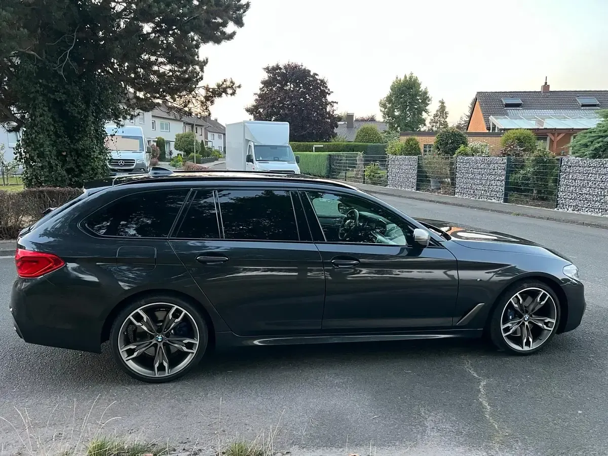 Gebraucht BMW M550 400 PS (294 kW) 2017 Grau Limousine