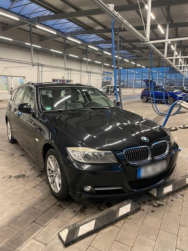 Gebraucht BMW 320 184 PS (135 kW) 2010 Schwarz Kombi