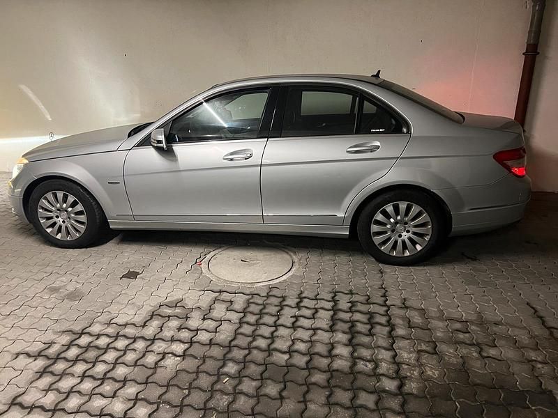 Silber Gebraucht 2010 Mercedes C180 Limousine | 10.500 € - Bild 1/4