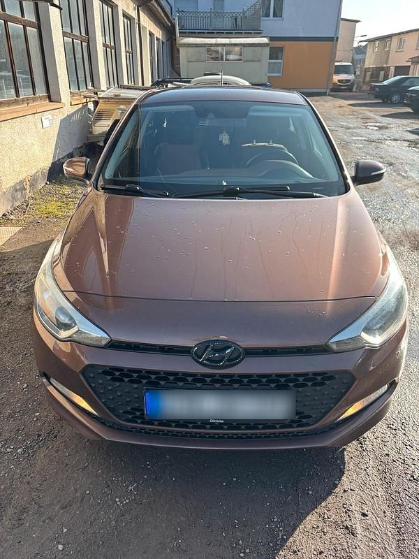 Gebraucht Hyundai i20 75 PS (55 kW) 2015 Braun Kleinwagen