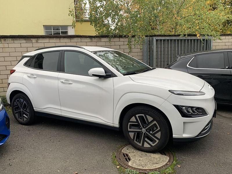 Weiß serenity white / mic Gebraucht 2023 Hyundai Kona Trend SUV | 18.340 € (Superpreis) - Bild 1/4
