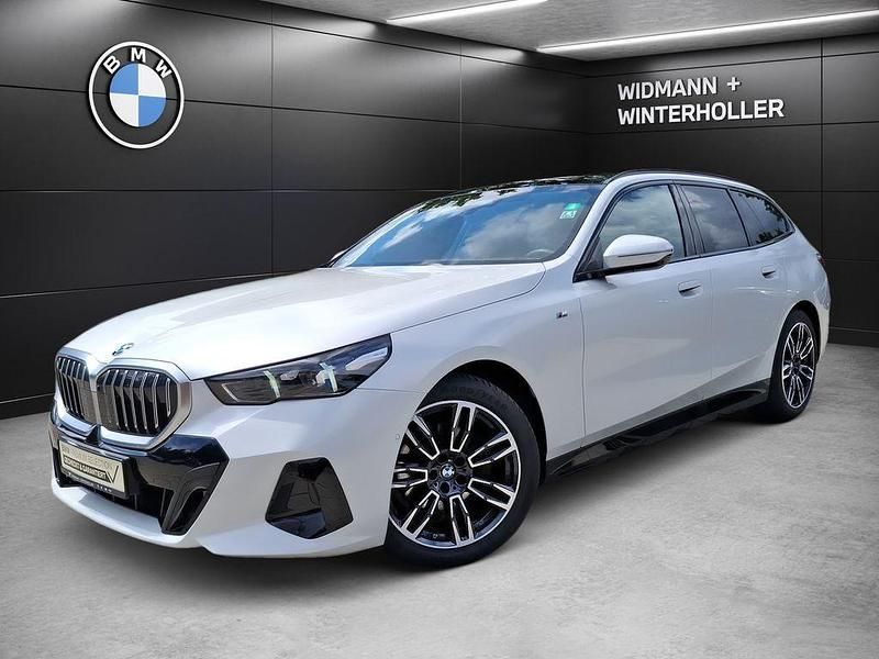 Weiß Gebraucht 2024 BMW 520 Comfort Edition Kombi | 54.580 € (Guter Preis) - Bild 1/4