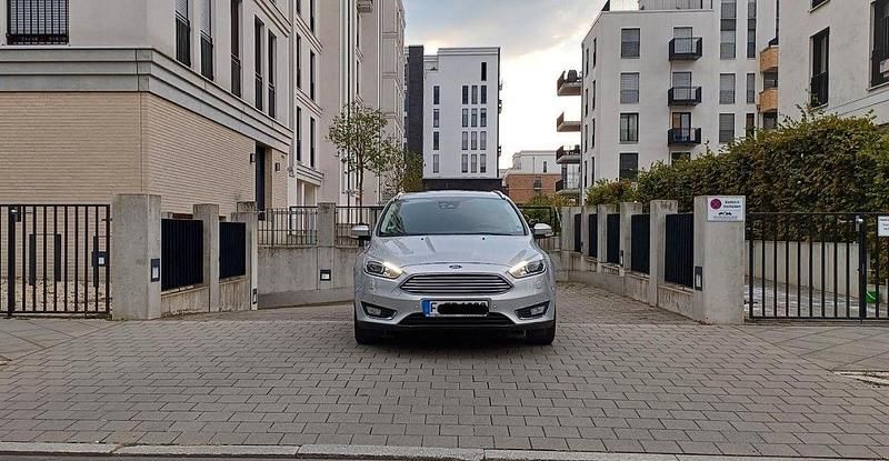 Silber Gebraucht 2015 Ford Focus Titanium Kombi | 8.700 € (Guter Preis) - Bild 1/4