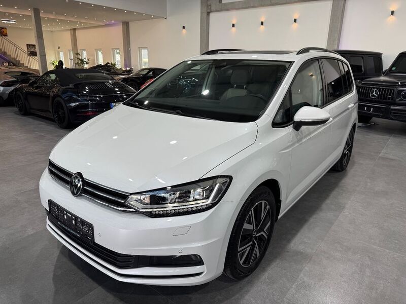 Oryxweiß perlmutteffekt Gebraucht 2023 VW Touran Comfortline Van / Kleinbus | 29.999 € (Fairer Preis) - Bild 1/4
