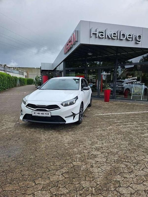 Neu Kia Ceed 140 PS (102 kW) 2025 Deluxeweiss metallic Kleinwagen