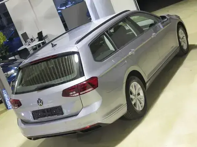 Gebraucht VW Passat Conceptline 150 PS (110 kW) 2022 Pyrite silver Kombi
