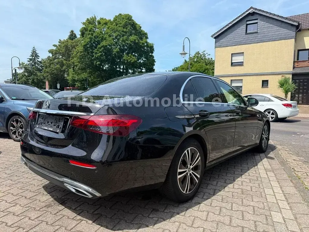 Gebraucht Mercedes E220 194 PS (142 kW) 2021 Schwarz Limousine
