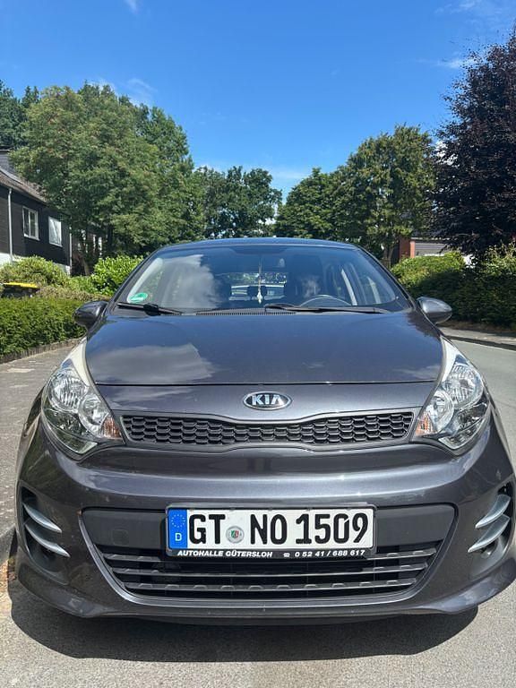 Grau Gebraucht 2016 Kia Rio Spirit Limousine | 7.200 € (Fairer Preis) - Bild 1/4