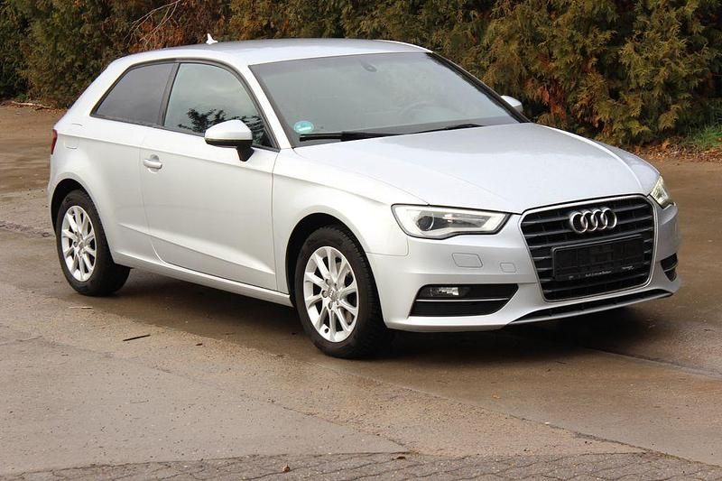 Silber Gebraucht 2013 Audi A3 Attraction Limousine | 3.900 € (Superpreis) - Bild 1/4