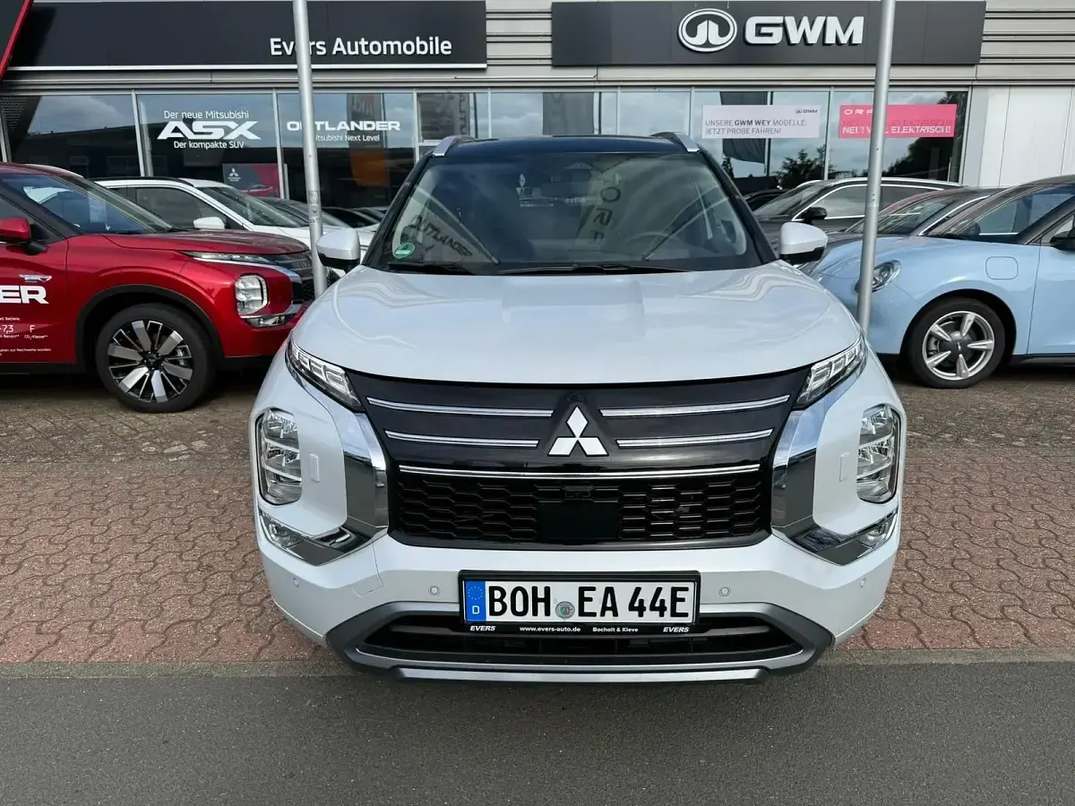 Gebraucht Mitsubishi Outlander P-HEV Top 136 PS (100 kW) 2025 Titanweiß / pantherschwarz Limousine