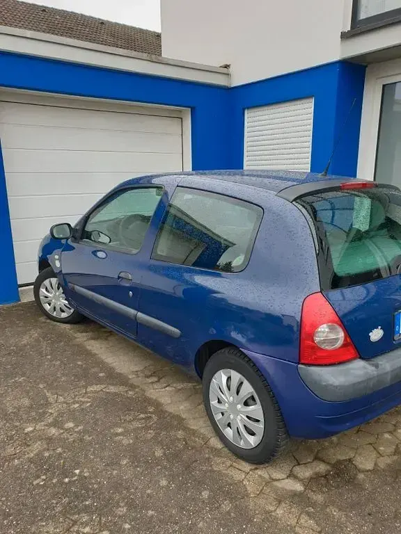 Używany Renault Clio II 75 KM (55 kW) 2003 Niebieski Sedan/Limuzyna