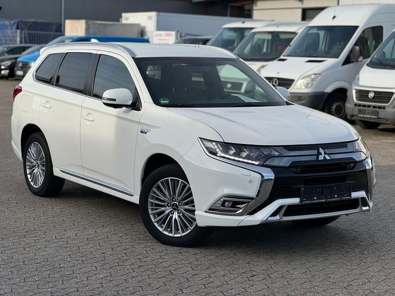 Weiß Gebraucht 2019 Mitsubishi Outlander P-HEV SUV | 20.850 € (Fairer Preis) - Bild 1/4