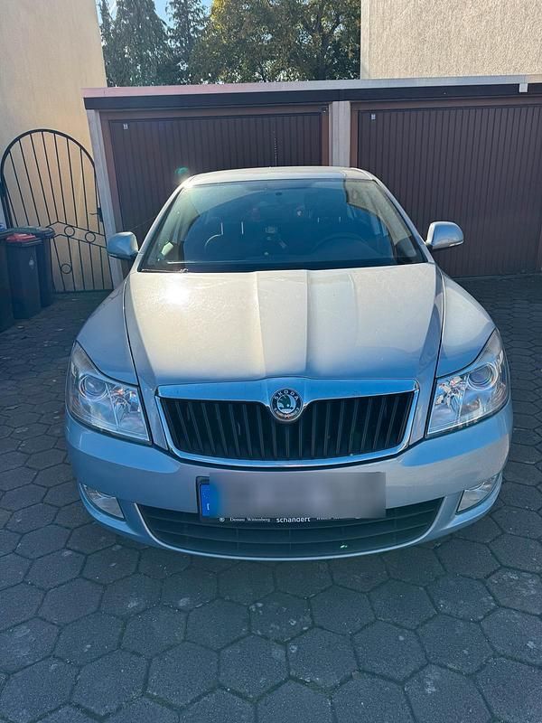 Grau Gebraucht 2009 Skoda Octavia Limousine | 5.000 € (Teuer) - Bild 1/4