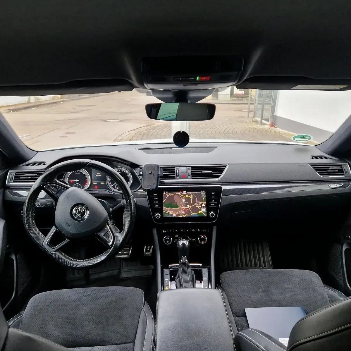 Gebraucht Skoda Superb LAURIN & KLEMENT 190 PS (139 kW) 2018 Weiß Kombi