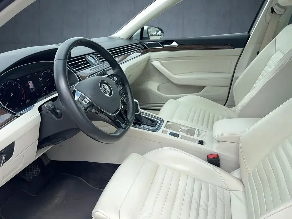 Gebraucht VW Passat Highline 220 PS (161 kW) 2016 Silber Kombi