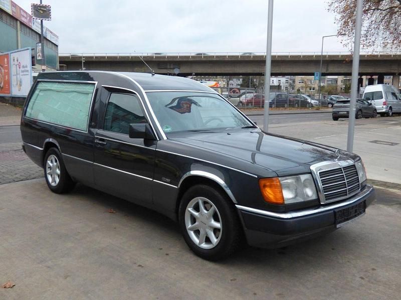Schwarz Gebraucht 1990 Mercedes 220 Van / Kleinbus | 7.500 € - Bild 1/4