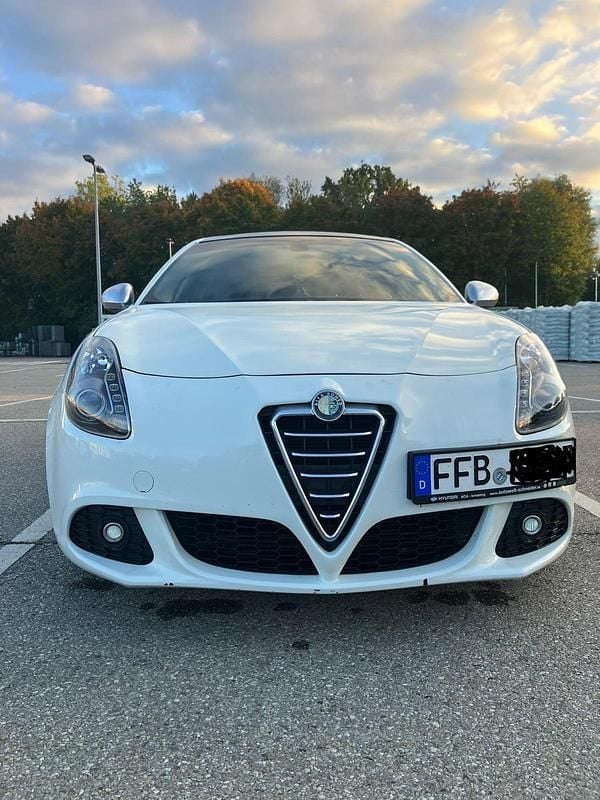 Weiß Gebraucht 2012 Alfa Romeo Giulietta Quadrifoglio Kleinwagen | 8.990 € (Etwas zu teuer) - Bild 1/4