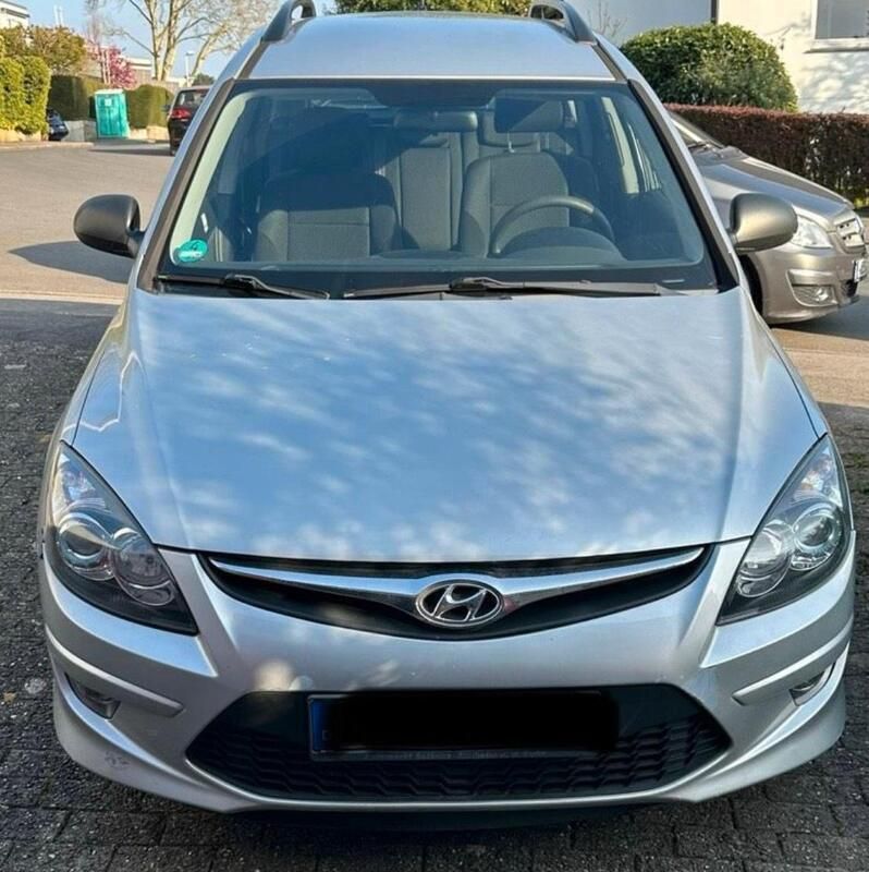 Silber Gebraucht 2011 Hyundai i30 Kombi | 3.200 € (Fairer Preis) - Bild 1/4
