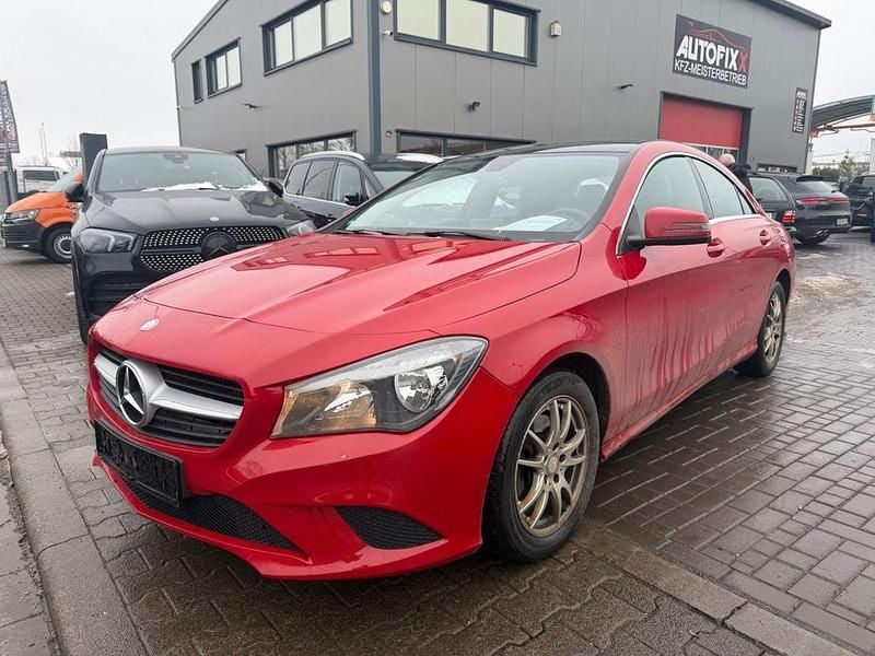 Rot Gebraucht 2014 Mercedes CLA200 Limousine | 11.799 € (Guter Preis) - Bild 1/4