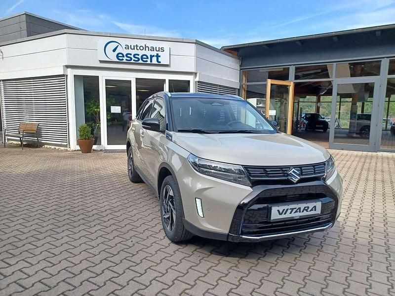 Neu Suzuki Vitara Comfort 129 PS (94 kW) 2025 Savanna/black met SUV