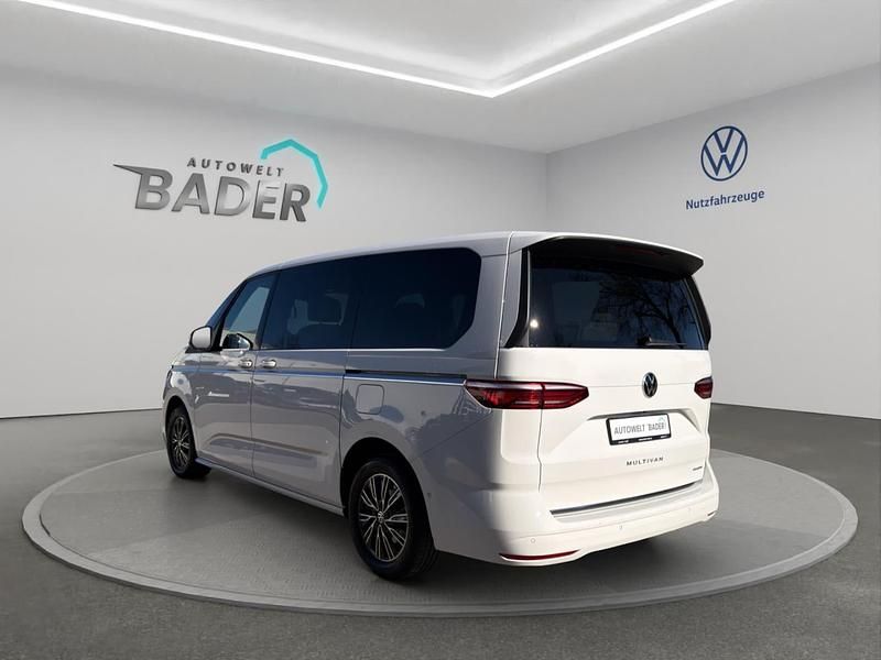 Second-hand VW Multivan Style 150 CP (110 kW) 2023 Alb Monovolum
