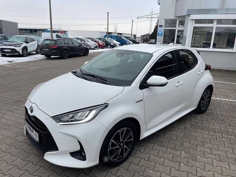 Gebraucht Toyota Yaris Hybrid Comfort 116 PS (85 kW) 2021 Weiß Limousine