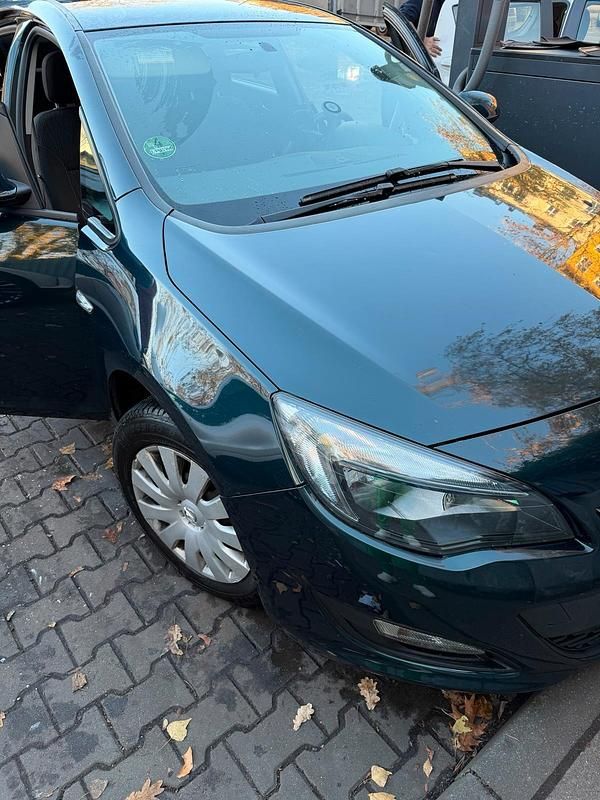 Grün Gebraucht 2015 Opel Astra Limousine | 6.200 € (Superpreis) - Bild 1/4