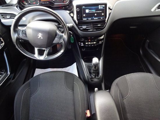 Gebraucht Peugeot 208 Allure 110 PS (80 kW) 2019 Schwarz perla nera/metalliclackierung mit schutzlack Kleinwagen