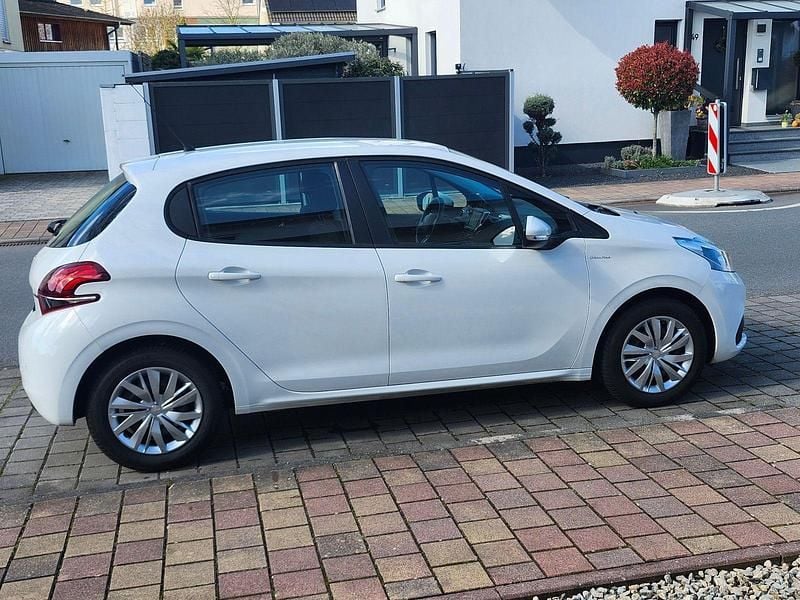 Gebraucht Peugeot 208 Urban Move 82 PS (60 kW) 2016 Weiß Kleinwagen