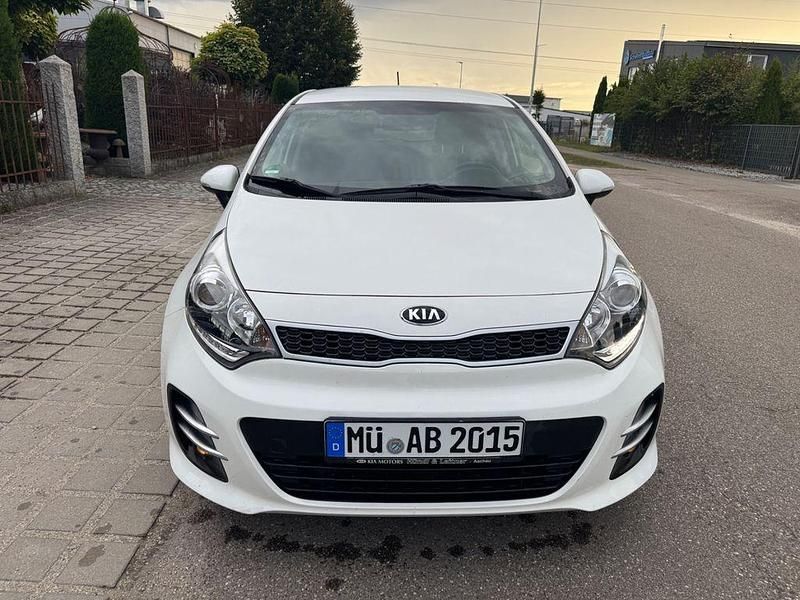 Weiß Gebraucht 2016 Kia Rio DREAM-TEAM Edition Limousine | 5.200 € (Guter Preis) - Bild 1/4