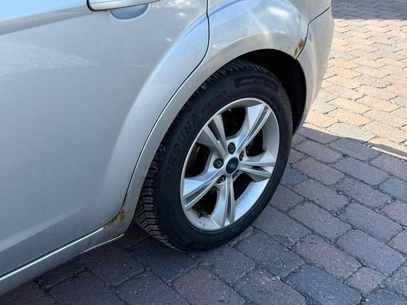 Gebraucht Ford Focus Sport 125 PS (91 kW) 2010 Polarsilber metallic Limousine