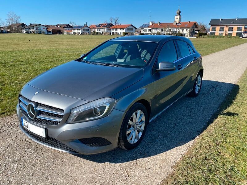 Grau Gebraucht 2012 Mercedes A180 Limousine | 10.899 € (Fairer Preis) - Bild 1/4