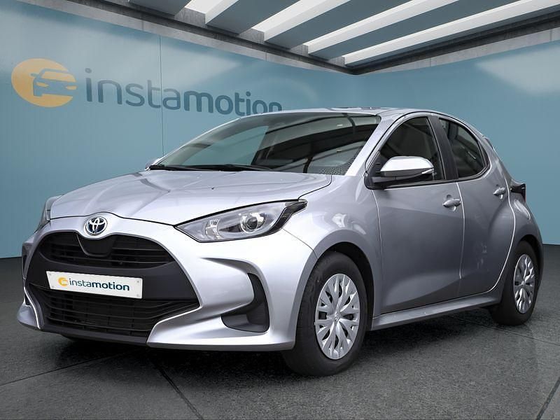 Silber Gebraucht 2023 Toyota Yaris Hybrid Kleinwagen | 18.849 € (Fairer Preis) - Bild 1/4