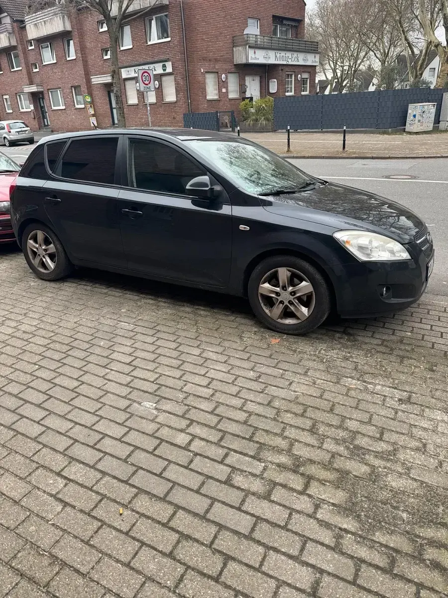 Używany Kia Ceed 143 KM (105 kW) 2008 Czarny Hatchback