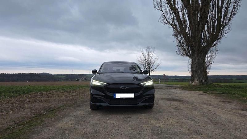 Gebraucht Ford Mustang Mach-E Extended Range 216 kW (294 PS) 2022 Schwarz SUV