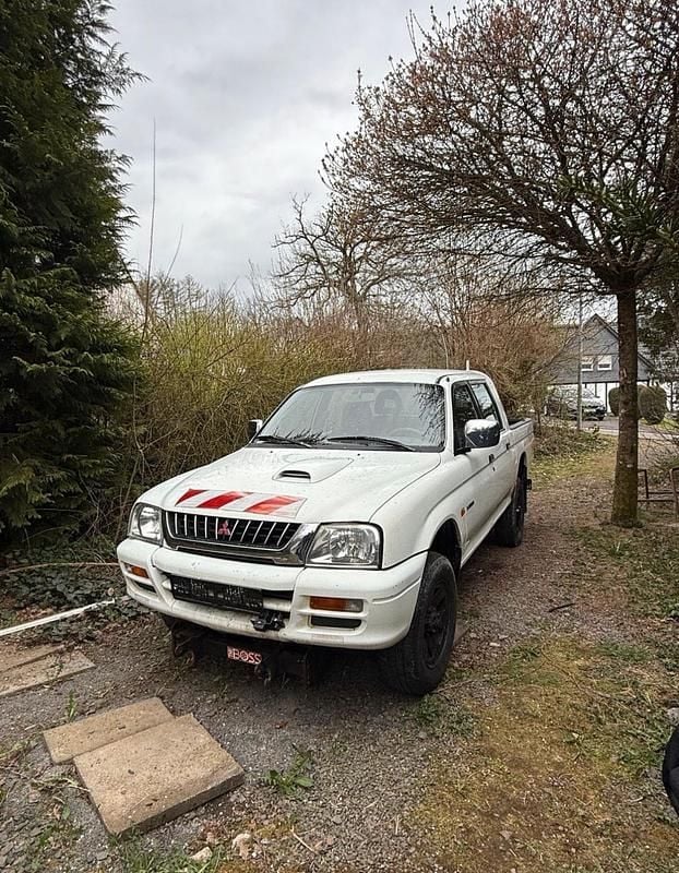 Weiß Gebraucht 2001 Mitsubishi L200 Abholung | 4.000 € - Bild 1/4