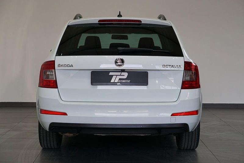 Gebraucht Skoda Octavia Ambition 150 PS (110 kW) 2015 Weiß Kleinwagen