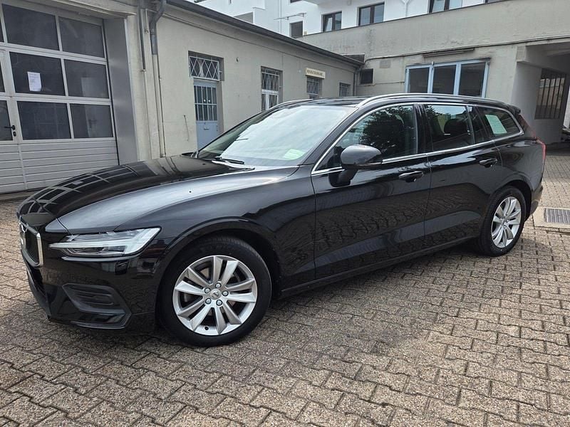 Gebraucht Volvo V60 Momentum 150 PS (110 kW) 2020 Schwarz Kombi