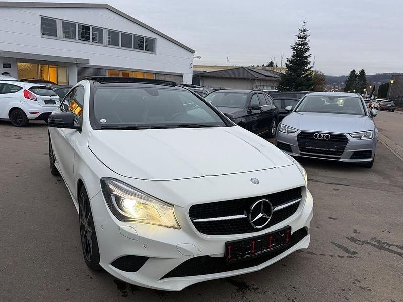 Weiß Gebraucht 2014 Mercedes CLA220 Limousine | 16.899 € (Fairer Preis) - Bild 1/4