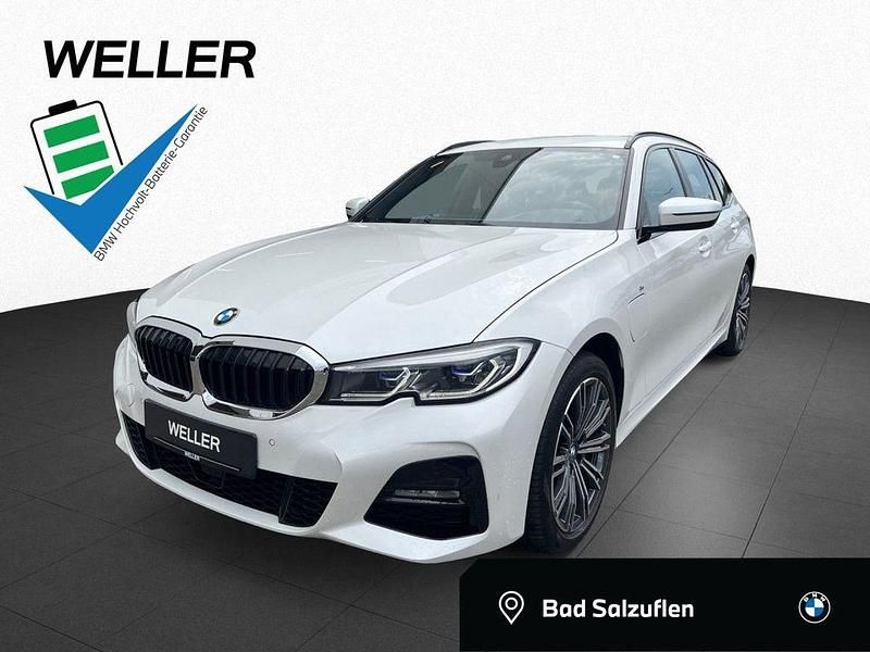 Mineralweiß (weiß) Gebraucht 2021 BMW 330e Shadowline Kombi | 32.750 € (Fairer Preis) - Bild 1/4